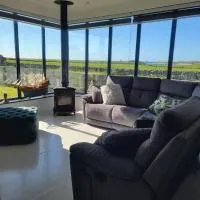 Country Cottage, Stunning Views, хотел в Тралий