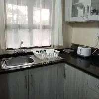 Unique Thatched Studio with pool access, hotel u gradu Harare