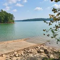 Bungalow near the lake، فندق في غينزفيل