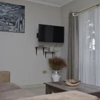 Neat 1 Bed Studio with pool access in Glen Lorne, hotel a Harare