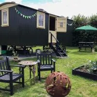 Beeches Shepherd Hut, хотел в Harleston