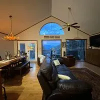 Romantic Getaway or Family Vacay with Mountain Views & Hot Tub, hotel u gradu 'Tyro'