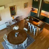Upscale Hideaway in Converted Barn, hotel a Vireda