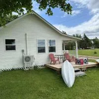 Sea breeze Retreat-Family-Friendly 3BR Waterfront Cottage with Private Deck, hotel v destinácii Stanhope