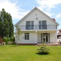 Двухэтажный коттедж с 2 апартаментами на озере, hotel v destinaci Dolinka