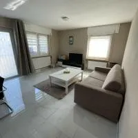 2 Zimmer Holiday Apartment in Karben mit Privatparkplatz-self Check in-15min bis Frankfurt-25min bis Flughafen، فندق في كاربن