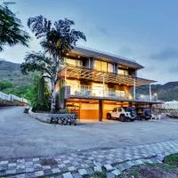 Villa Veya by VEO, StayVista - 5BHK with River View & Terrace, hotel din Satara