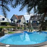 LakePark Garden Villa with swimming pool & park, hotel di Bekecs