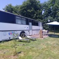 Pépère, bus aménagé dans camping à la ferme, hotel em Arcomps