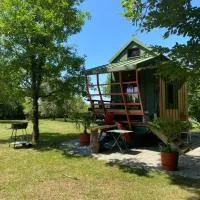 Chalet au calme Perigord - tiny house insolite, hotel in Coulaures