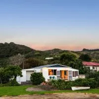 Coastal Comfort Holiday Home 100m to Mahia Beach, hotel Mahiában