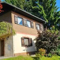 Ferienhaus Anna, hotelli kohteessa Weitenbach