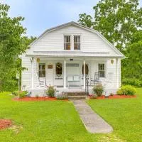 'Grandma's Farm House' on 125 Acres w/ Fire Pit!、Beattyvilleのホテル