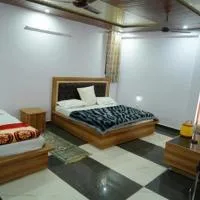Shri Anand Hotel Berinag Shahgram with Parking included, hotelli kohteessa Berināg