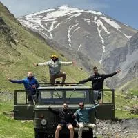 Xinaliq Khinalig İzzet's Riverside Home Stay, hotel v destinácii Xınalıq