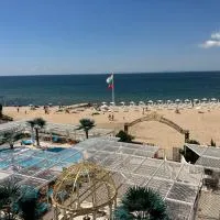 Апартамент в КК "Елените" с фронтална гледка море, разположен на самия плаж, hotel en Sveti Vlas