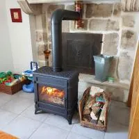 Belle maison rénovée au calme, 3 chambres, hótel í Saints-Geosmes