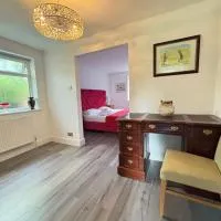 The Luxe 2BR Specious Bungalow - Garden & Parking, hotel in Bradenham