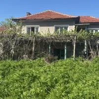 Glavinitsa에 위치한 호텔 Pazardzhik Shelter House 3 Empty Rooms, No Electric, No Water, No WC, Free Car Parking, Glavinitsa Self Check-in