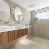 Direct Ocean Front Apartment, hotel v destinaci Redcliffe