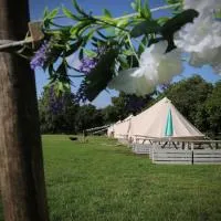 Hopgarden Glamping and camping - Luxury furnished Bell tents & Shepherd huts plus camp field to pitch your own tents، فندق في Wadhurst