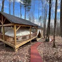 Magical Glamping Tent in the Woods near Stone Mountain State Park, North Carolina, hotell sihtkohas Traphill lennujaama Wilkes County lennujaam - IKB lähedal