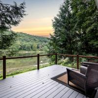 Scenic Retreat: Riverfront Cabin with Large Deck and Fire Pit in Emlenton, Pennsylvania, hotel poblíž Venango Regional - FKL, Emlenton