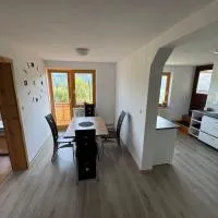 Apartma Petra، فندق في Selca