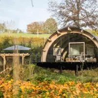Room8 luxury glamping, hotel v destinaci Huldenberg