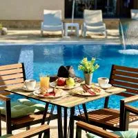 AKHDAR APARTMENTS free parking, pool & breakfast, отель в Утьехе