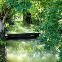 La chaume du marais poitevin avec barque green venice with boat, khách sạn ở Sansais