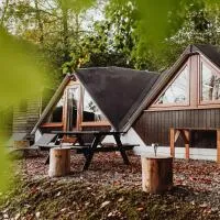 Chambre avec jacuzzi ou Chalets dans les bois, ξενοδοχείο σε Gesves