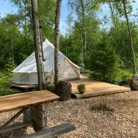 Off-grid forest glamping, hotel v destinácii Karuse