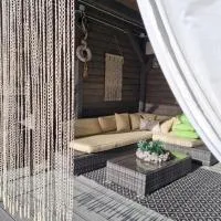 Karwia Plaza - Apartments - Domki z jacuzzi i sauną, hôtel à Sławoszynko