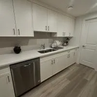 New 1-bedroom basement apartment, hotel di Calgary