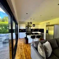 Spacious 4 beds house with FAST WIFI and FREE PARKING ideal for businesses, visiting family or relocation, hotel en Hatfield