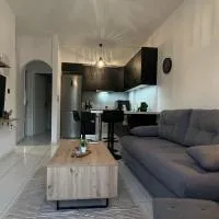Obsidian Urban Suite , next to Heraklion Airport、Heraklionのホテル