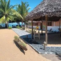 Ravoravo Beachfront Family lodge in Lokobe National Park-Nosy be, autentic Madagascar expiriance with europian confort, hotell i Antafondro