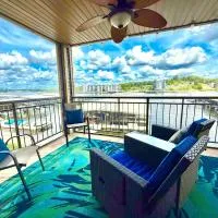 Lakefront Luxury 2BD2BA Condo at The Falls-7PP, hotel u gradu 'Lake Ozark'