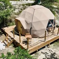 Dôme Bulle Climatisé Balnéothérapie, hotelli LʼEscarènessä