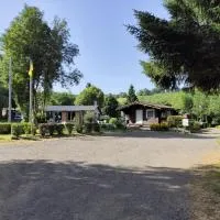 Camping la Vallée, hotel i La Tour-dʼAuvergne
