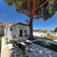 Limnos Twin Pine, hotel em Néa Koútali