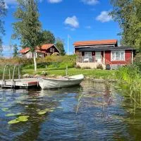 Sommarstuga med sjötomt och brygga, מלון בHedemora