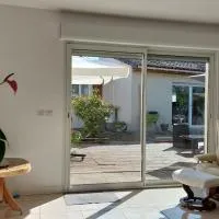 Location saisonnière proche de Royan – hotel w mieście Grézac