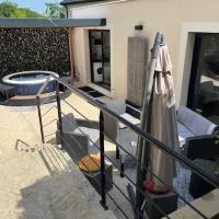 Appartement indépendant avec jacuzzi et terrasse privative, sans vis-à-vis à proximité immédiate de la gare, ξενοδοχείο σε Viarmes