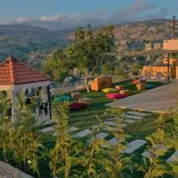 The Skyloft Tarchich - Panoramic Retreat with Pool, hotel i Aswāq aş Şafşāf