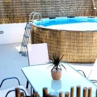 IKARUS apartment with courtyard & pool in Chania, hotel a Stérnai