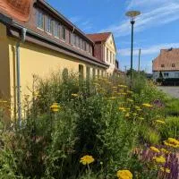 Ferienwohnungen - barrierefrei - im sanierten Gutshof, Hotel in Lalendorf
