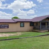 Lakefront Cottage - 25, hotel em Mead