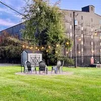 Charming 4BR with Fire Pit Next to Barton 1792, hotel en Bardstown